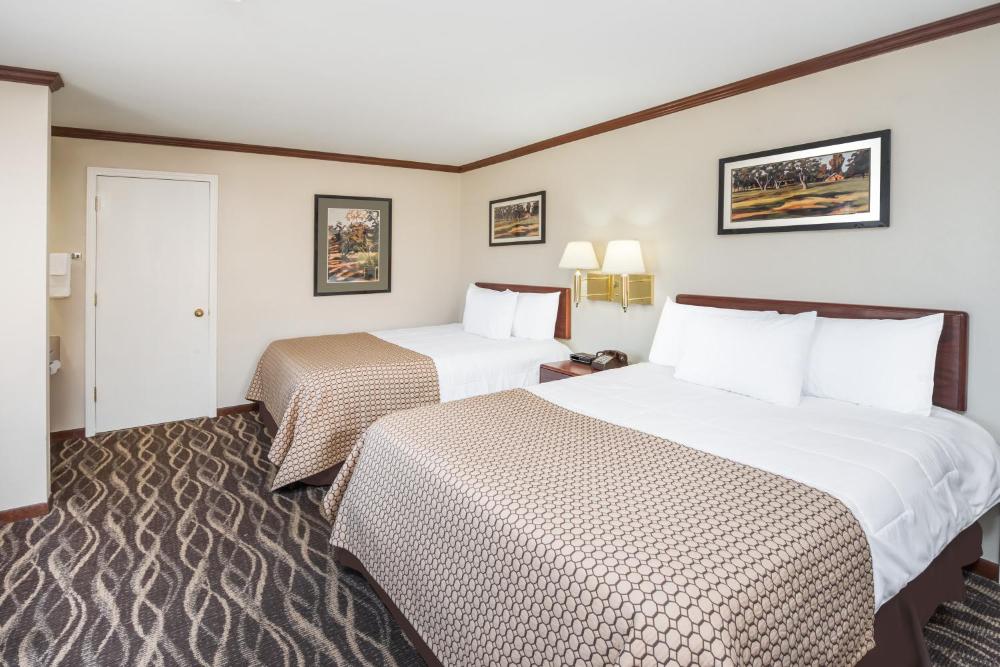Deluxe Queen Suite with Two Queen Beds - Non-Smoking interior